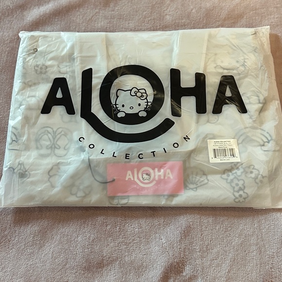 NEW Aloha Collection Hello Kitty Mini Tripper - Picture 3 of 4
